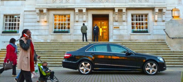 Hackney town hall limo E8 311014 © david.altheer@gmail.com